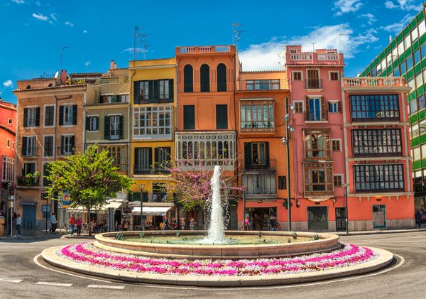خانه های رنگارنگ قدیمی در مرکز شهر اسپانیایی پالما د مایورکا اسپانیا