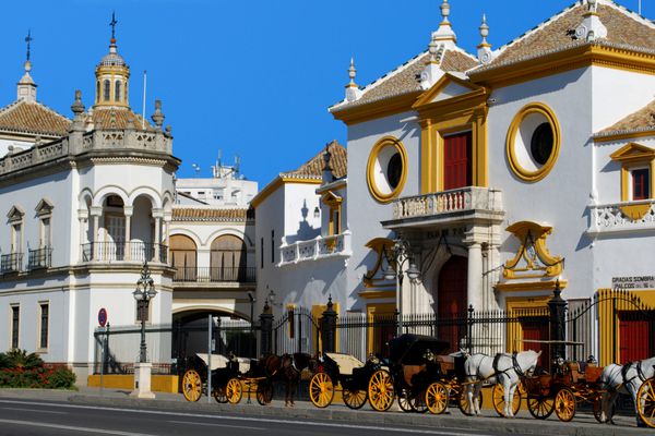 میدان گاوبازی Plaza de toros de la Real Maestranza de Caballerأƒأ‚أƒأ‚ آa de Sevilla با کالسکه های اسب در پیش زمینه سویا استان سویا اندلس اسپانیا اروپای غربی