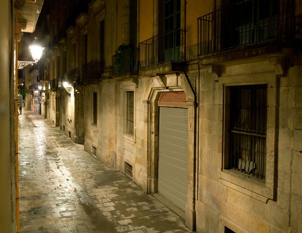کوچه خالی در بارسلون اسپانیا Street Carrer dels Tallers by night