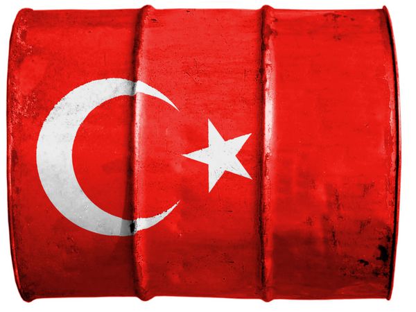 پرچم ترکیه روی بشکه نفت نقاشی شده است