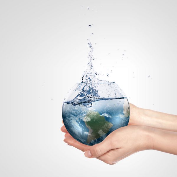 کره در دست انسان در برابر آسمان آبی مفهوم حفاظت از محیط زیست عناصر این تصویر توسط ناسا ارائه شده است