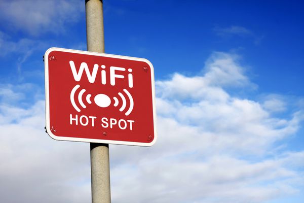 علامت WiFi hotspot در مقابل آسمان آبی