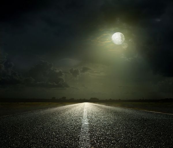 جاده شب و مهتاب