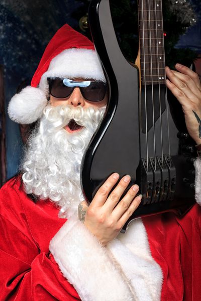 پرتره بابانوئل آوازخوان با گیتار الکتریک کریسمس