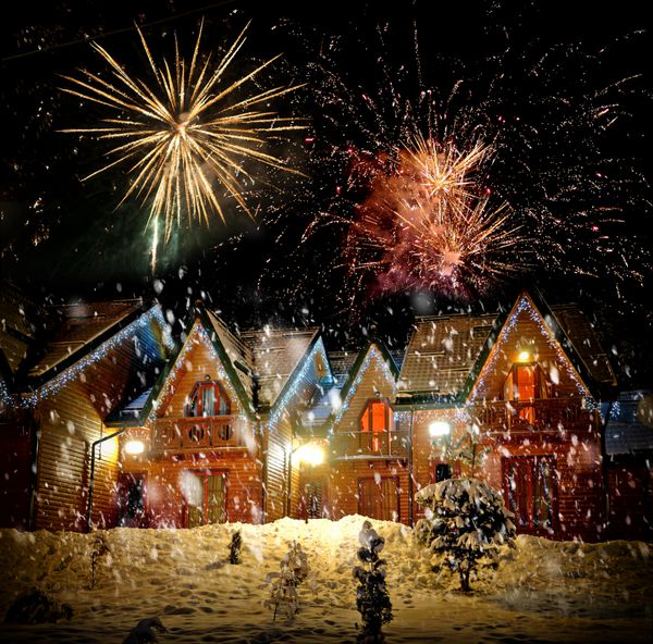 خانه تزئین شده با چراغ های کریسمس و آتش بازی