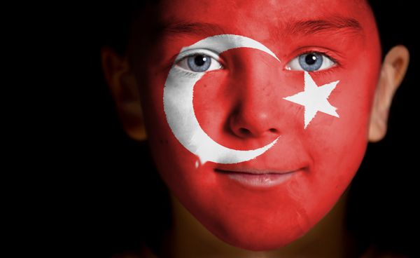 پرتره کودک با پرچم ترکیه نقاشی شده نزدیک