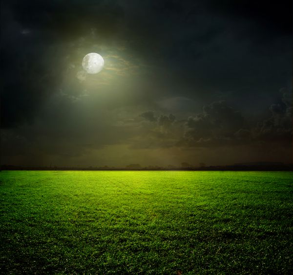 شب و ماه در یک میدان سبز