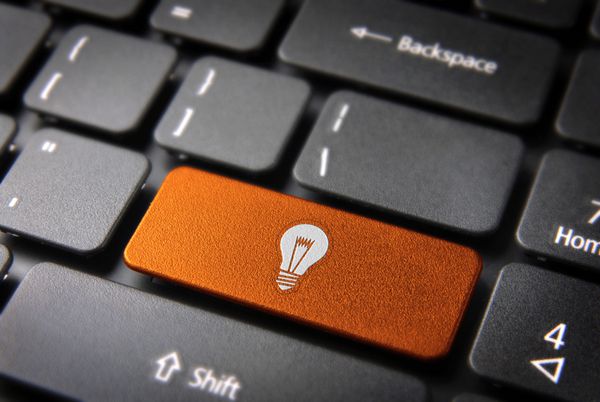 مفهوم ایده های جدید کسب و کار اینترنتی کلید نارنجی با نماد لامپ لامپ روی صفحه کلید لپ تاپ شامل مسیر برش بنابراین شما به راحتی می توانید آن را ویرایش کنید