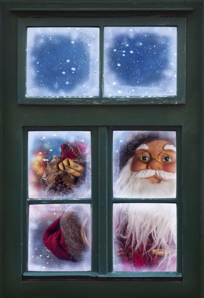 بابا نوئل از پنجره یخ زده نگاه می کند