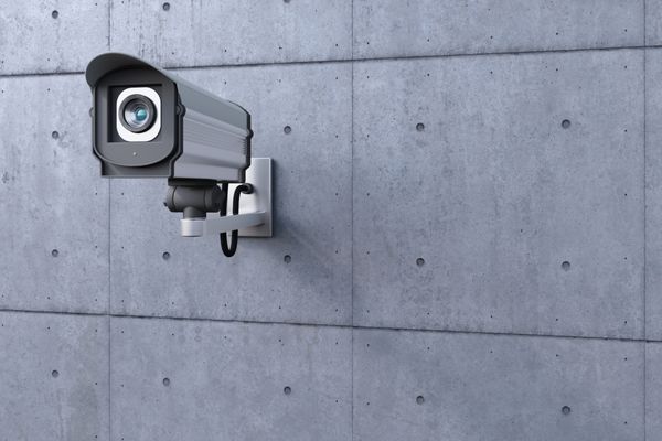 دوربین امنیتی در حال تماشای سمت چپ روی دیوار بتنی
