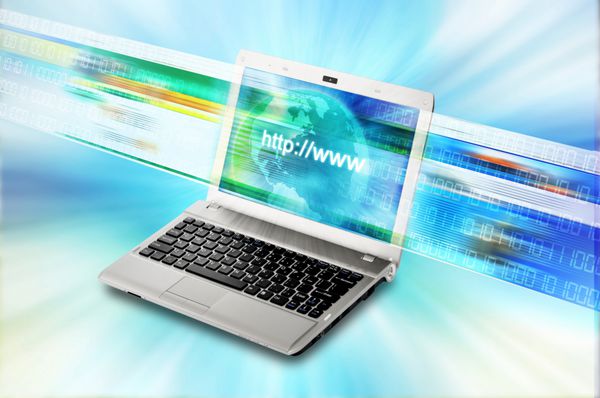 تصویر مفهومی در مورد اینترنت و فناوری اطلاعات با صفحات وب سایت که به سرعت روی صفحه نمایش رایانه لپ تاپ چشمک می زند