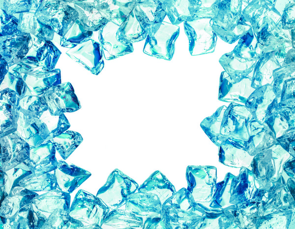 قاب خنک یخی با قطرات آب پس‌زمینه سفید جدا شده