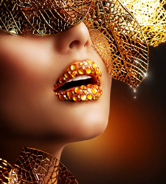 آرایش طلایی لوکس آرایش حرفه ای زیبا برای تعطیلات لب های طلایی پرتره هنر مد جواهرات
