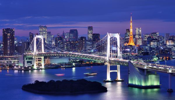 پل رنگین کمان در خلیج توکیو با برج توکیو در پس‌زمینه قابل مشاهده است