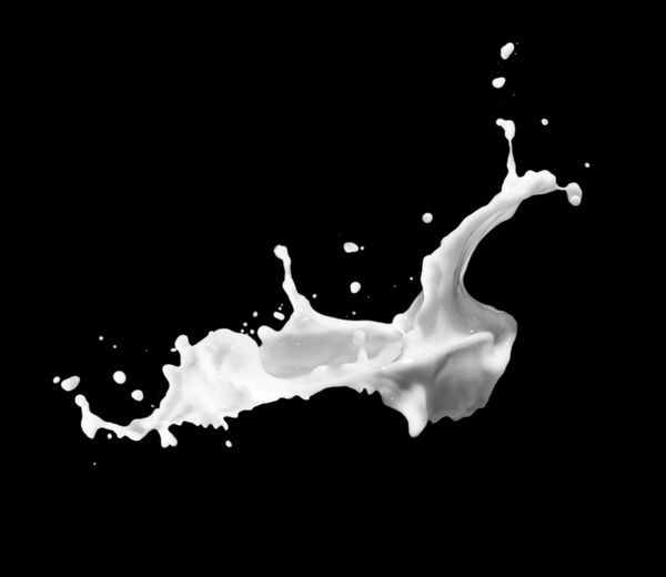 پاشیدن شیر روی سطح سیاه
