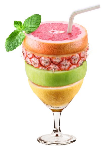 یک لیوان آب میوه متشکل از لایه های میوه جدا شده بر روی پس زمینه سفید