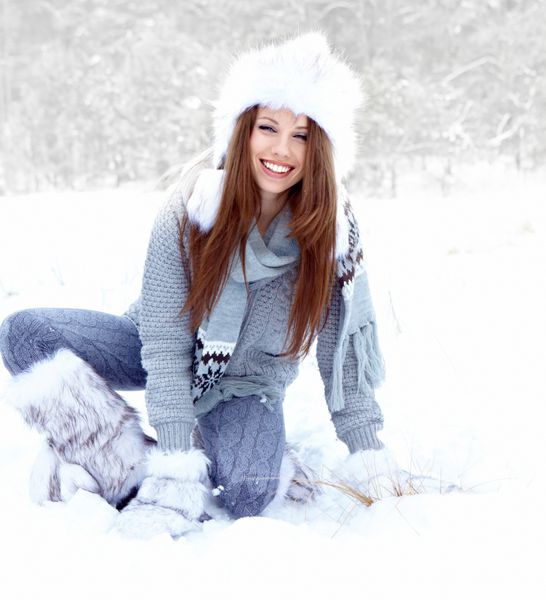 پرتره زن زمستانی برفی در فضای باز در روز زمستانی سفید برفی