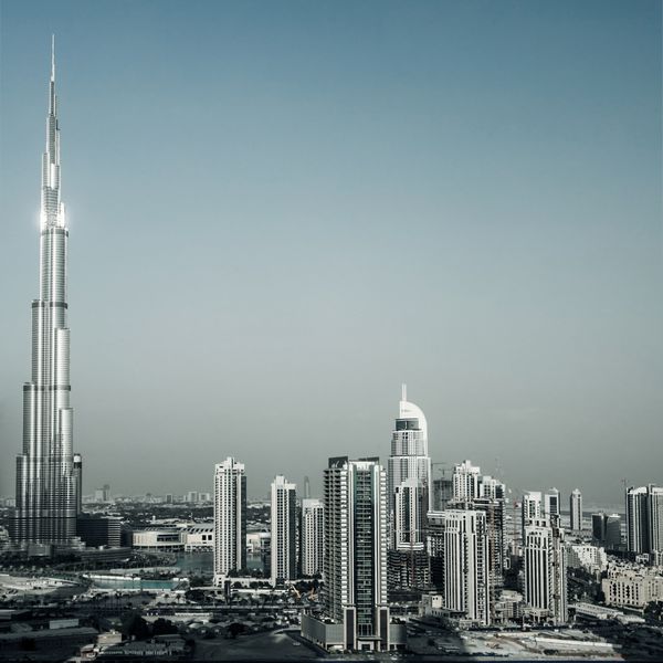 دبی امارات - 26 اکتبر برج خلیفه بلندترین برج جهان با ارتفاع 828 متر واقع در مرکز شهر نمای هوایی برج دبی در 26 اکتبر 2011 در دبی امارات متحده عربی