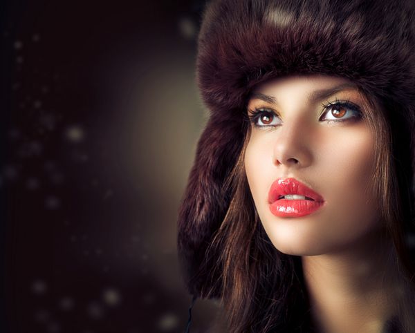 دختر مدل لباس زیبایی با کلاه خز پرتره زن زیبا و شیک دختر به سبک زمستانی