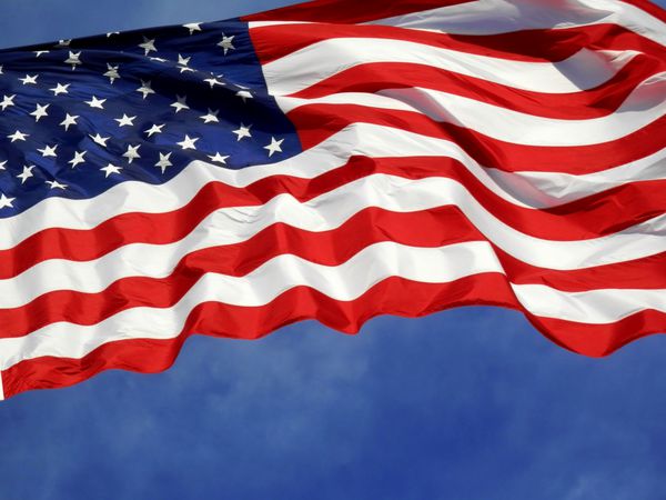 پرچم ایالات متحده در باد در برابر آسمان آبی می وزد