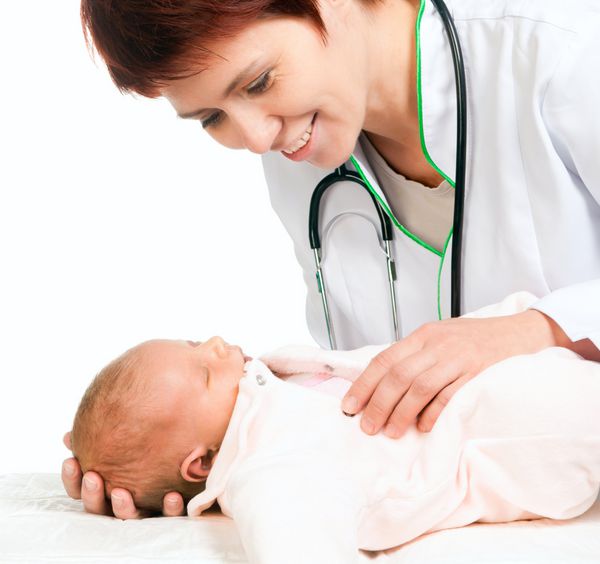 خانم دکتر با یک نوزاد با زمینه سفید