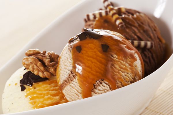 سه پیمانه بستنی با گردو چیپس شکلات و رویه کارامل