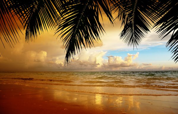 غروب خورشید در ساحل دریای کارائیب