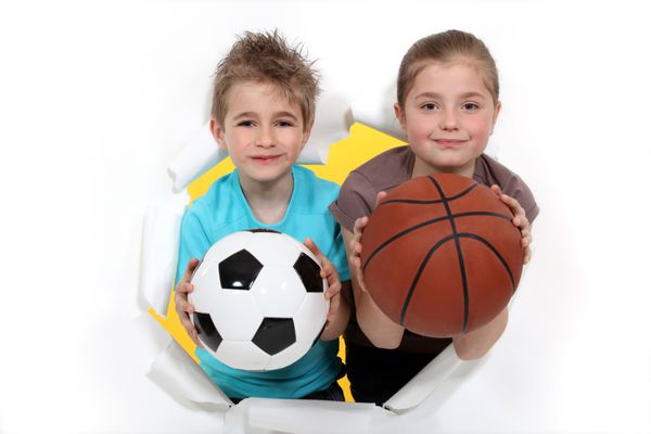 کودکان با یک فوتبال و بسکتبال