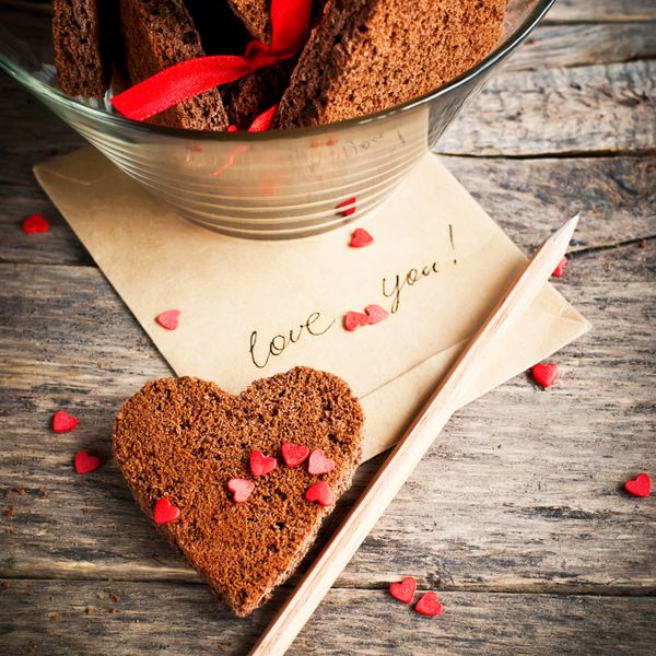 کارت با پیام دوست دارم در نامه و کوکی های شکلاتی به شکل قلب در روز ولنتاین