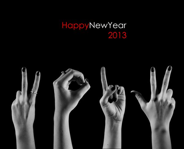شماره 2013 از طریق انگشتان در کارت تبریک سال نو خلاقانه نشان داده شده است