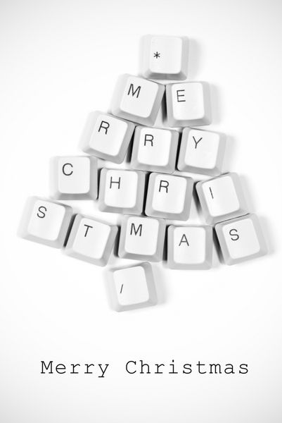 کارت کریسمس - درخت کریسمس ساخته شده از کلیدهای کامپیوتری پس زمینه سفید با عکس