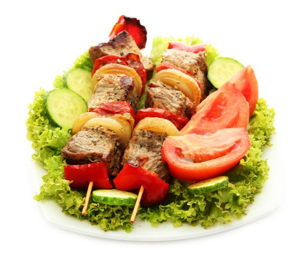 گوشت و سبزیجات کبابی خوشمزه روی سیخ روی بشقاب جدا شده روی سفید