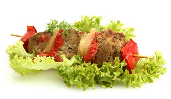 گوشت و سبزیجات کبابی خوشمزه روی سیخ جدا شده روی سفید