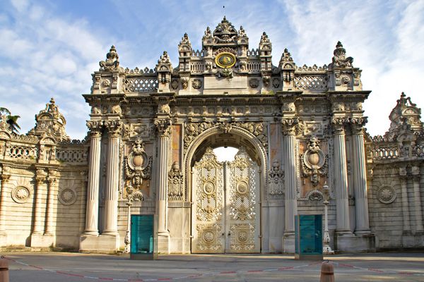 درب ورودی اصلی کاخ دلمه باغچه در استانبول ترکیه