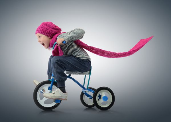 دختر کوچک با دوچرخه