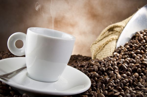کشیدن قهوه در پس زمینه دانه های قهوه