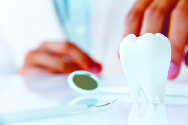 دندانپزشک نگهدارنده مولر مفهوم دندانی