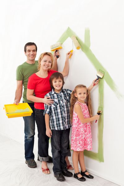خانواده با بچه هایی که با هم در مفهوم خانه جدیدشان نقاشی می کنند