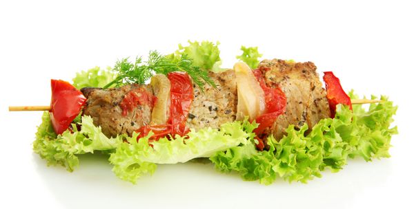 گوشت و سبزیجات کبابی خوشمزه روی سیخ جدا شده روی سفید