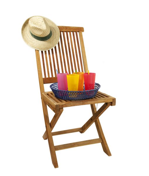 صندلی عرشه چوب ساج با کلاه آفتابگیر و سینی با نوشیدنی در زمینه سفید