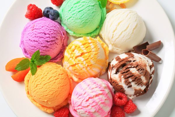 انتخاب بستنی رنگی با میوه های تازه در بشقاب گرد
