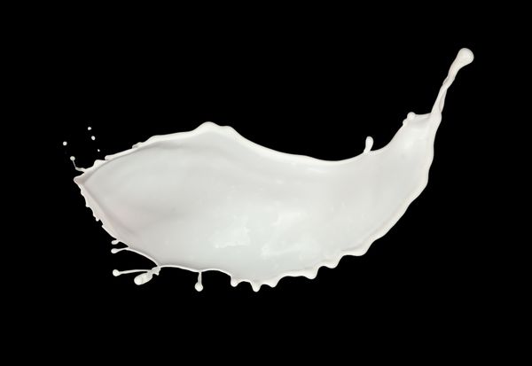 پاشش شیر جدا شده در زمینه سیاه