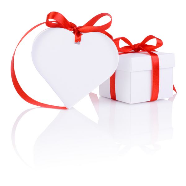 هدیه روز ولنتاین در جعبه سفید و نوار قرمز قلب جدا شده روی سفید