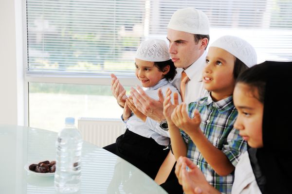 دعای پدر مسلمان با بچه ها برای رمضان