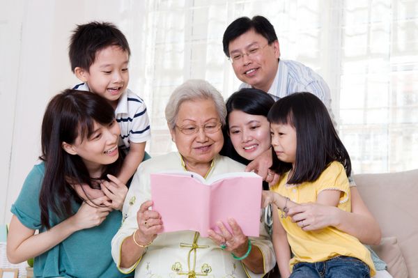 کتاب خواندن خانواده آسیایی در خانه