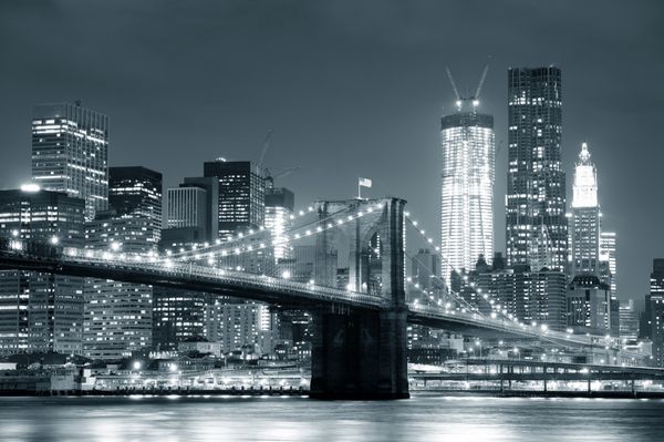 پل سیاه و سفید بروکلین شهر نیویورک با خط افق مرکز شهر بر فراز رودخانه شرقی