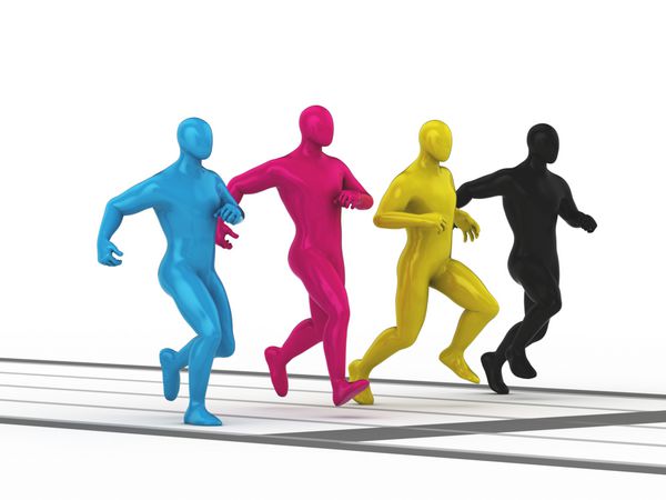 گروه مردان رنگی CMYK که در فاصله ورزشی می دوند