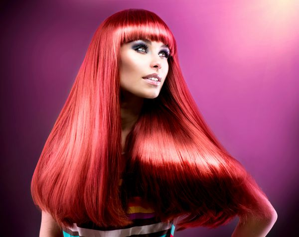 مو موهای صاف و بلند قرمز سالم مدل زیبایی مد روی پس زمینه بنفش سبک Vogue پرتره زیبای زن زرق و برق
