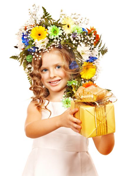 دختر بچه با جعبه هدیه و گل جدا شده