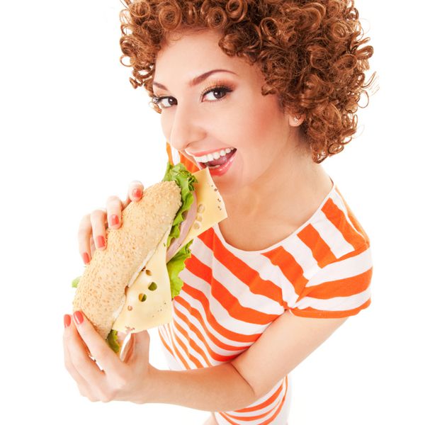 زن سرگرم کننده با ساندویچ در پس زمینه سفید